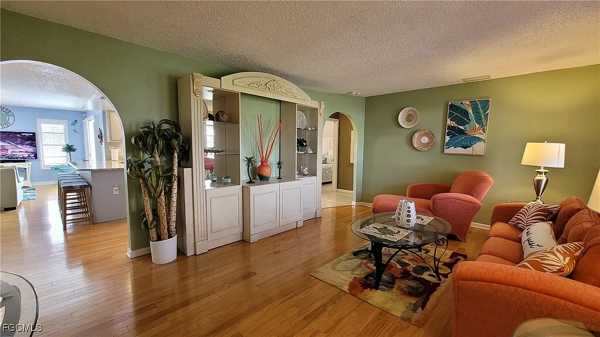 3 bed, 2.0 bath, 1451 sqft, $6,000 — Photo 4