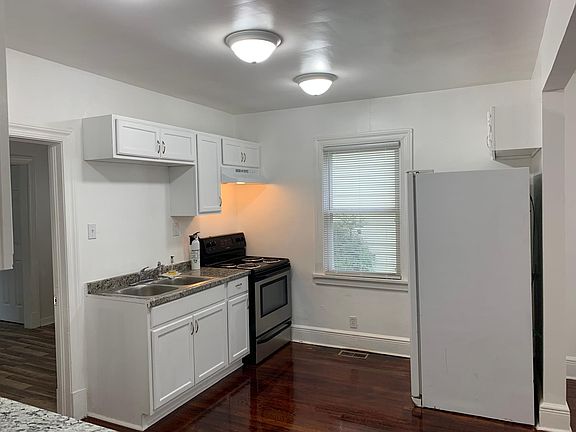 4th image of 1423 Young St