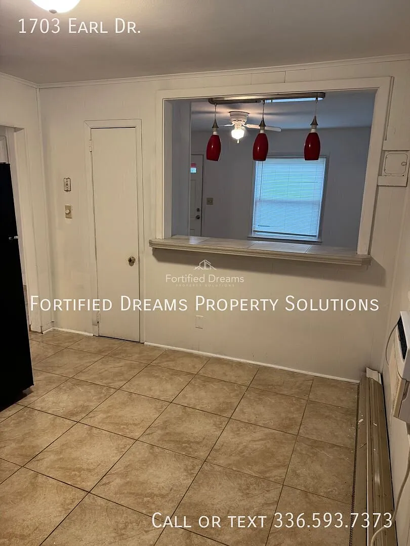 Quaint Two Bedroom — Photo 4