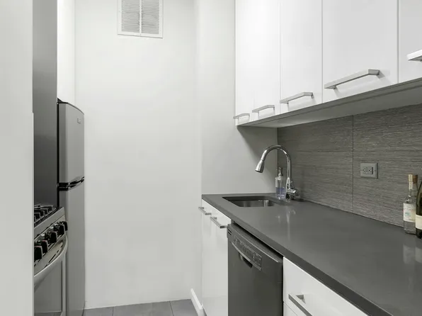 357 East 57th Street image 3 of 6