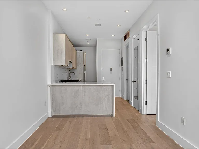 1129 Halsey St #4R — Photo 1