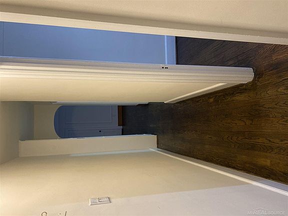 5th image of 1088 Beaconsfield Ave #1N