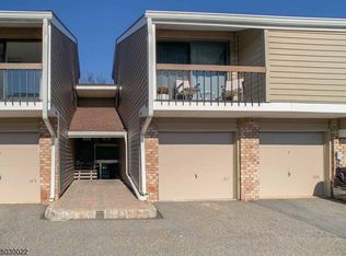 107 Overlook Dr, Clinton, NJ 08809