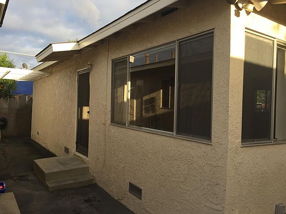 4212 1/2 Front Entry and Shared Patio