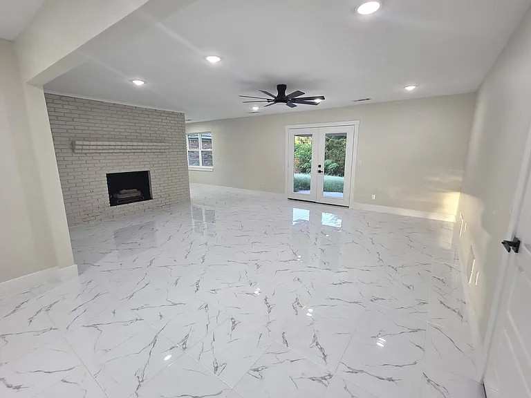 1900 Hillcrest Dr — Photo 1