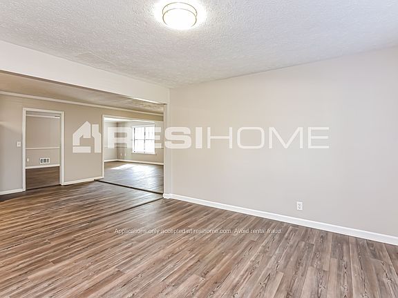 3rd image of 2955 Medina Dr
