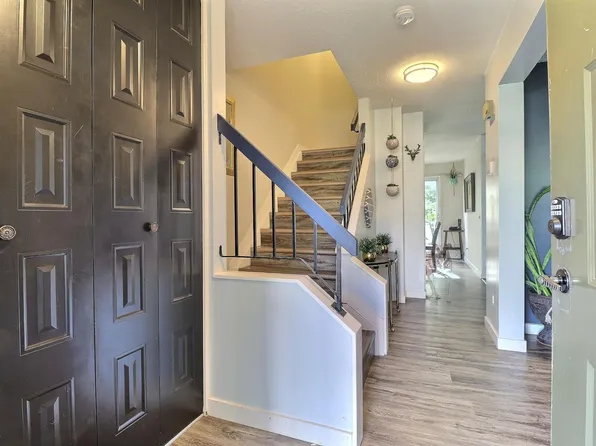 5315 39th Ave NW, Edmonton, AB T6L 1P3