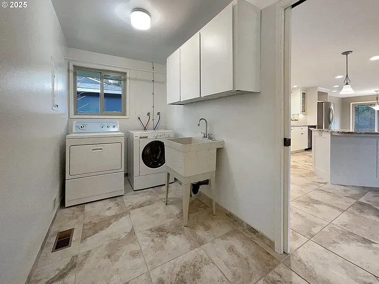 1690 Woodland Ter — Photo 19
