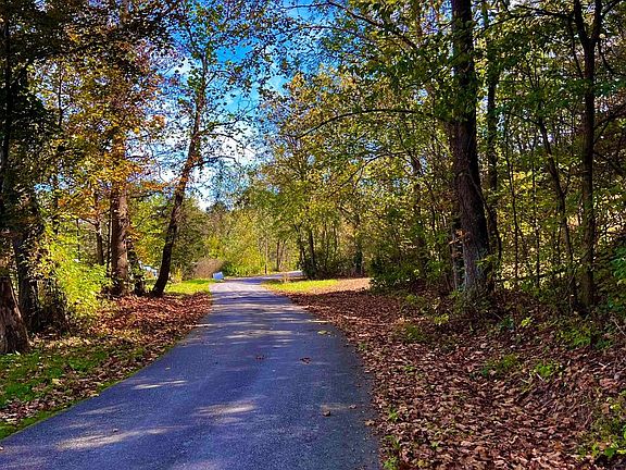 3rd image of 412 Shoemaker Rd