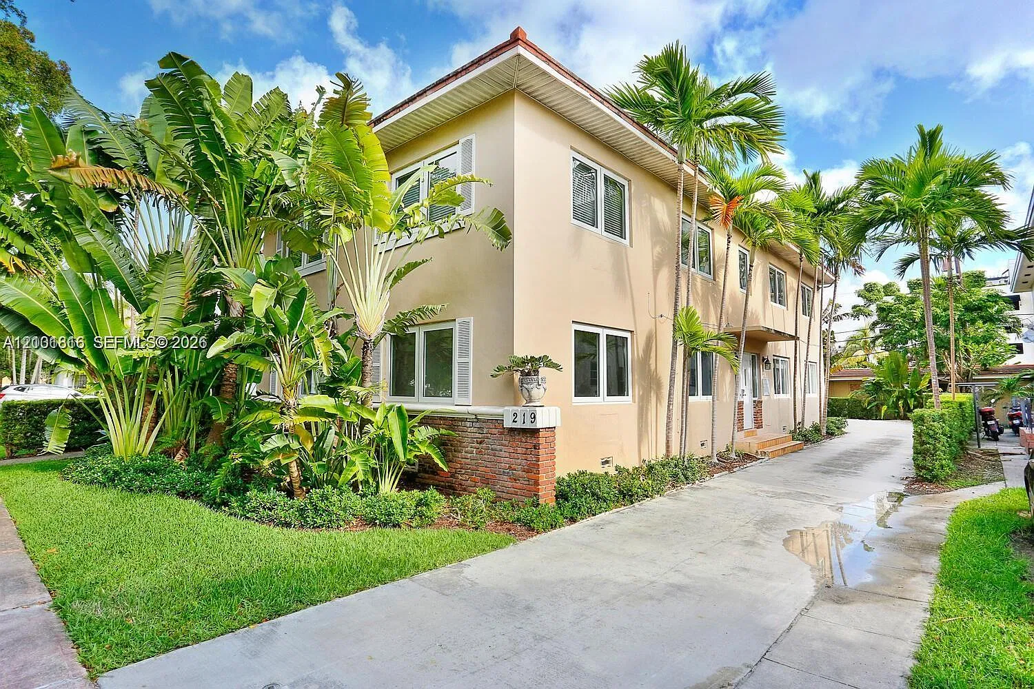 Coral Gables Douglas Sec — Photo 2