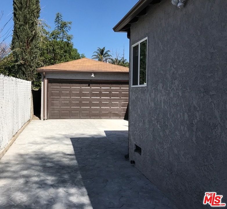 2nd image of 14719 Runnymede St