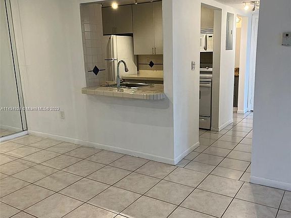 3rd image of 16518 NE 26th Ave APT 402