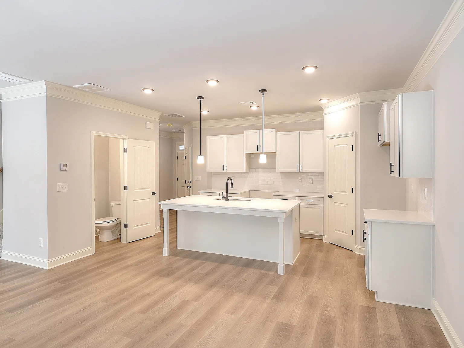 3 bed, 2.5 bath, 1660 sqft, $2,200 — Photo 4