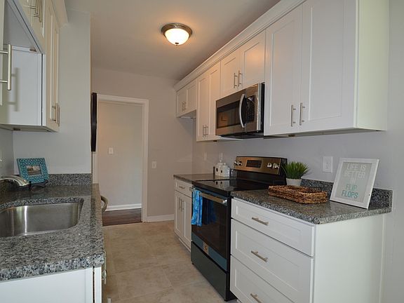 4th image of 430 W 66th St