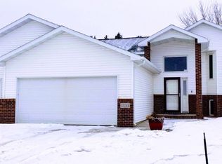 1733 Evergreen Ave SW, Minot, ND 58701