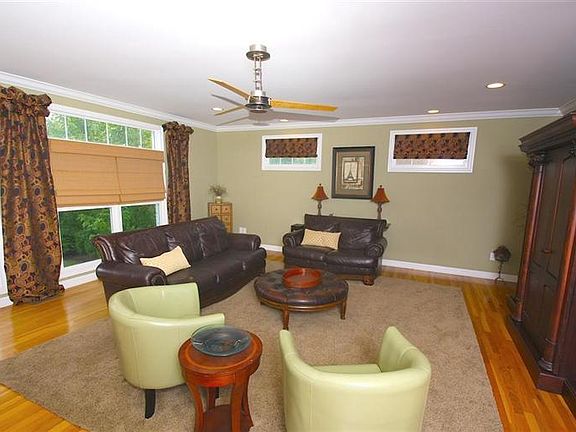 4th image of 1366 Wexford Ln