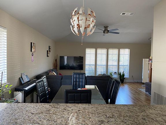 3rd image of 2921 Hilltop Dr