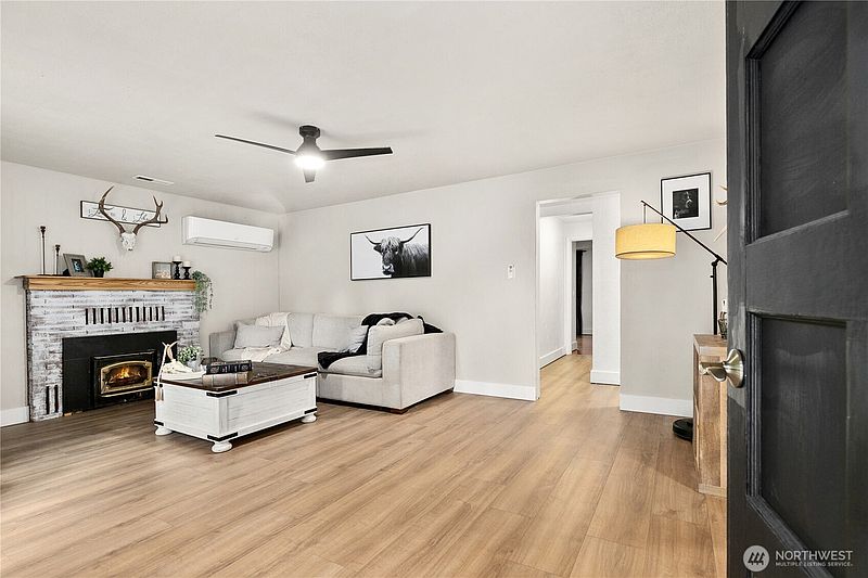 4th image of 1555 SW Grandview Avenue