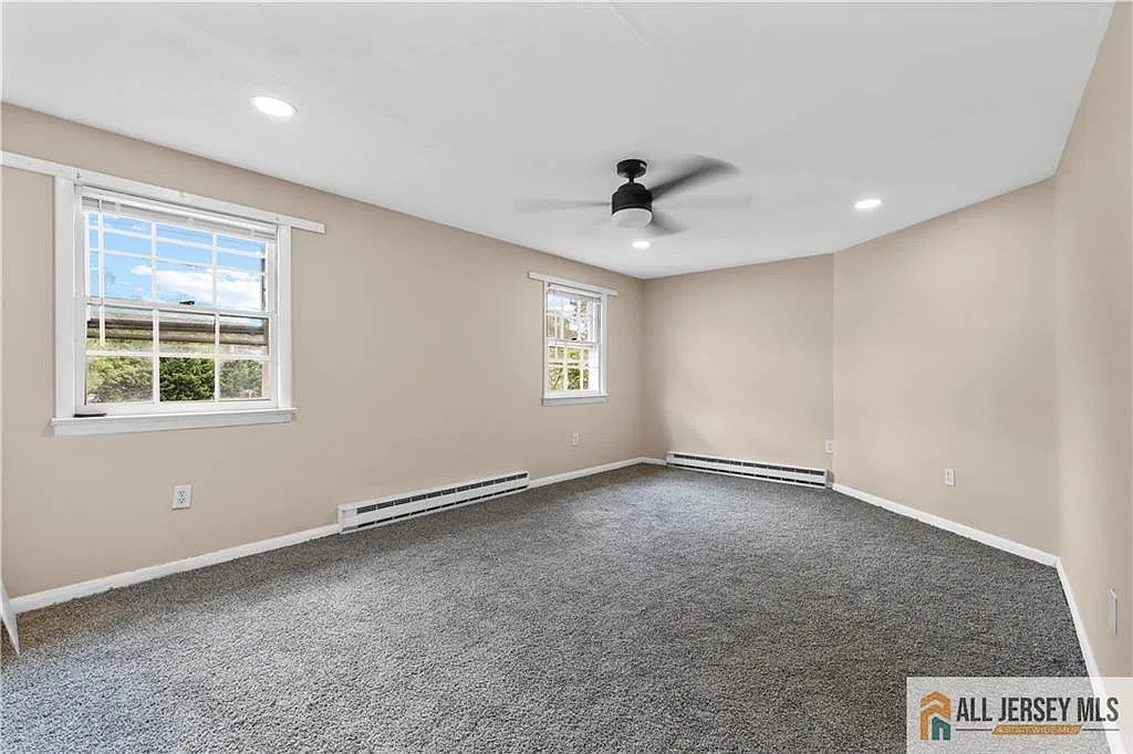 3 bed, 1.0 bath, 2608 sqft, $2,400 — Photo 4