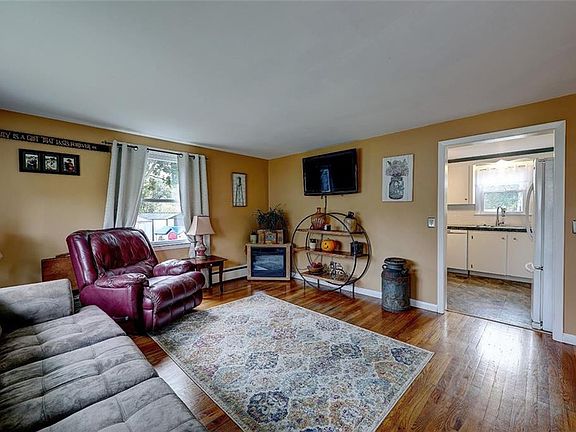 3rd image of 31 Meadow Dr