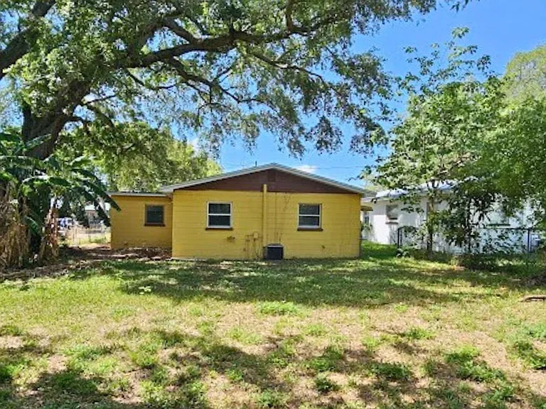 1216 E Myrtle St — Photo 3