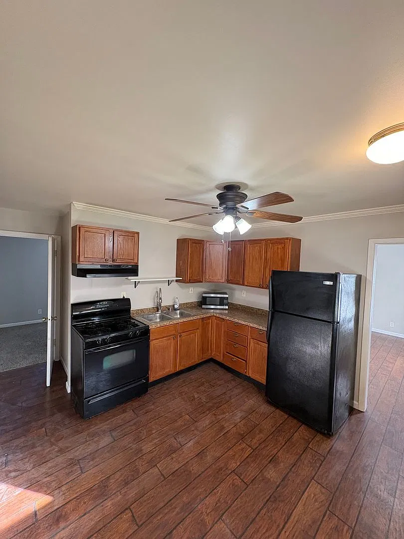 2-Bed Home with 2-Car Garage, Big Fenced Yard & Full Basement Peoria Heights — Photo 4