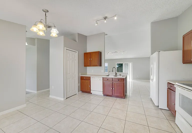 266 Chadworth Dr — Photo 3