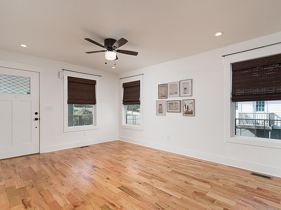 5th image of 202 S Aster Ave