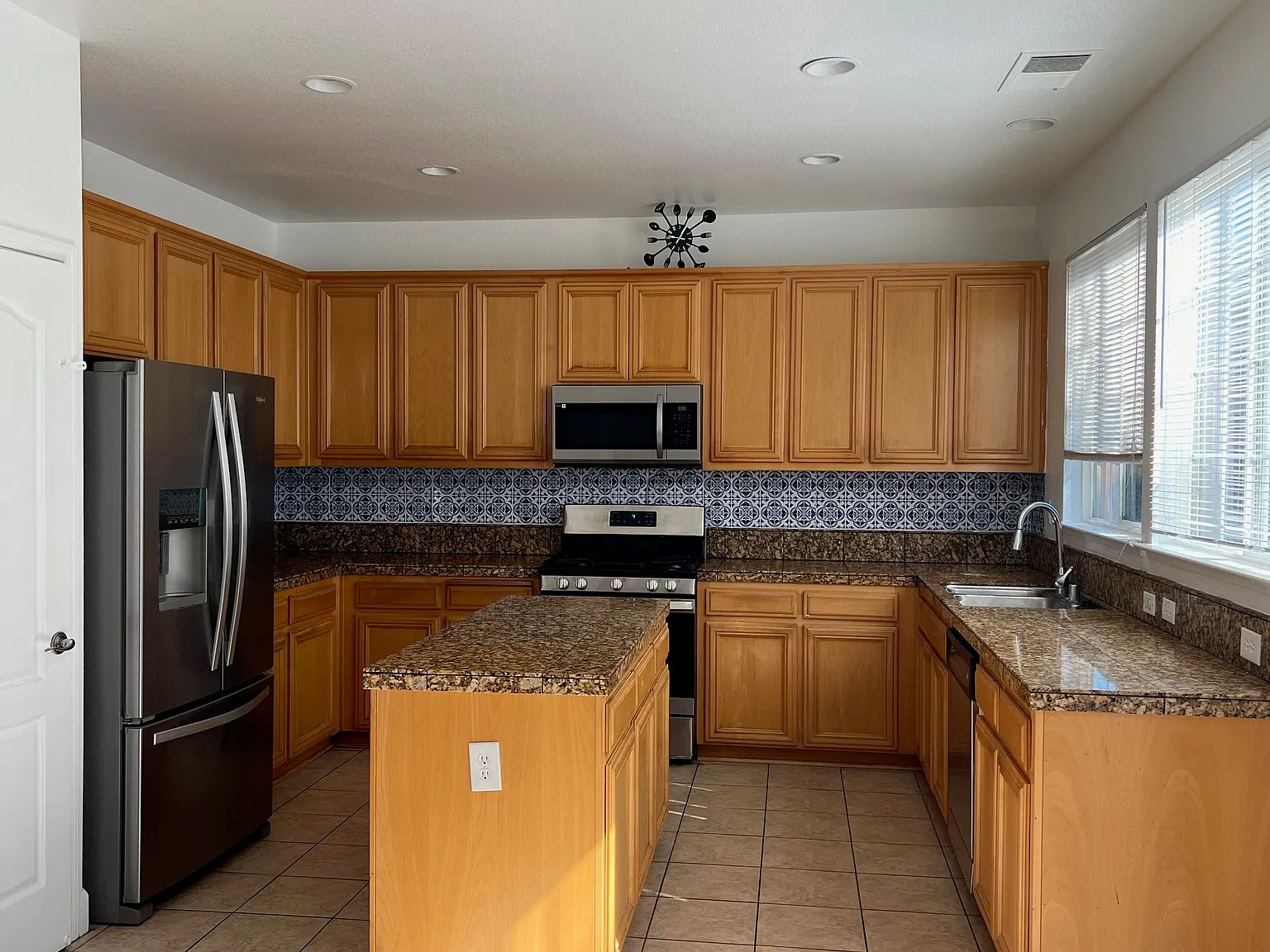 5 bed, 2522 sqft, $3,600 — Photo 2