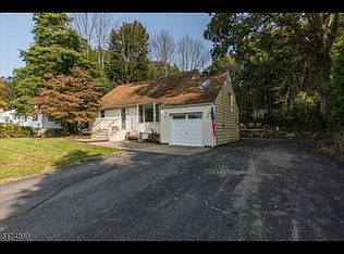 85 Grove St, Oak Ridge, NJ 07438