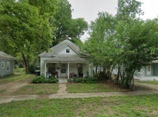 121 SW 4th St, Newton, KS 67114