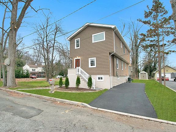 5th image of 26 Center Dr