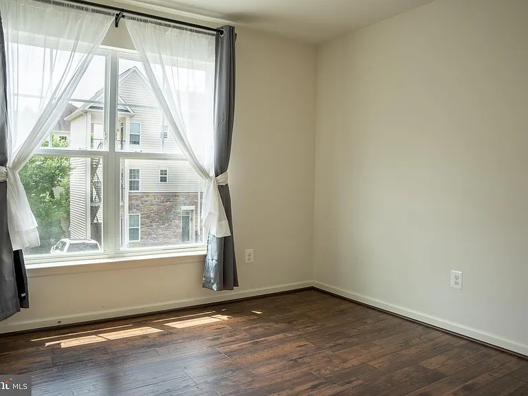 42243 Canary Grass Sq — Photo 29