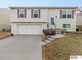 16007 Greenleaf St, Omaha, NE 68136