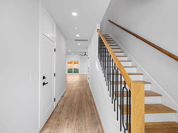 3rd image of 156 Boxwood Ln