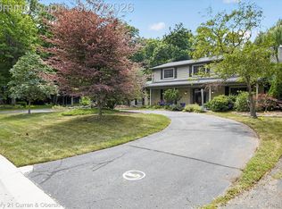 30557 Woodstream Dr, Farmington Hills, MI 48334