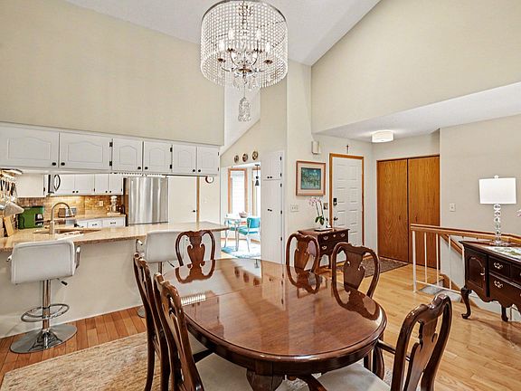 3rd image of 938 Winterberry Dr