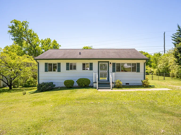 1214 Echo Dr — Photo 2