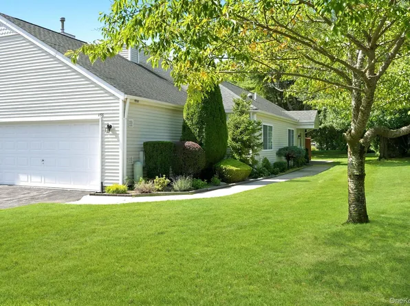 156 Farm House Court, Manorville, NY 11949