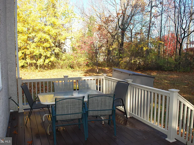 290 Lawndale Ave — Photo 26
