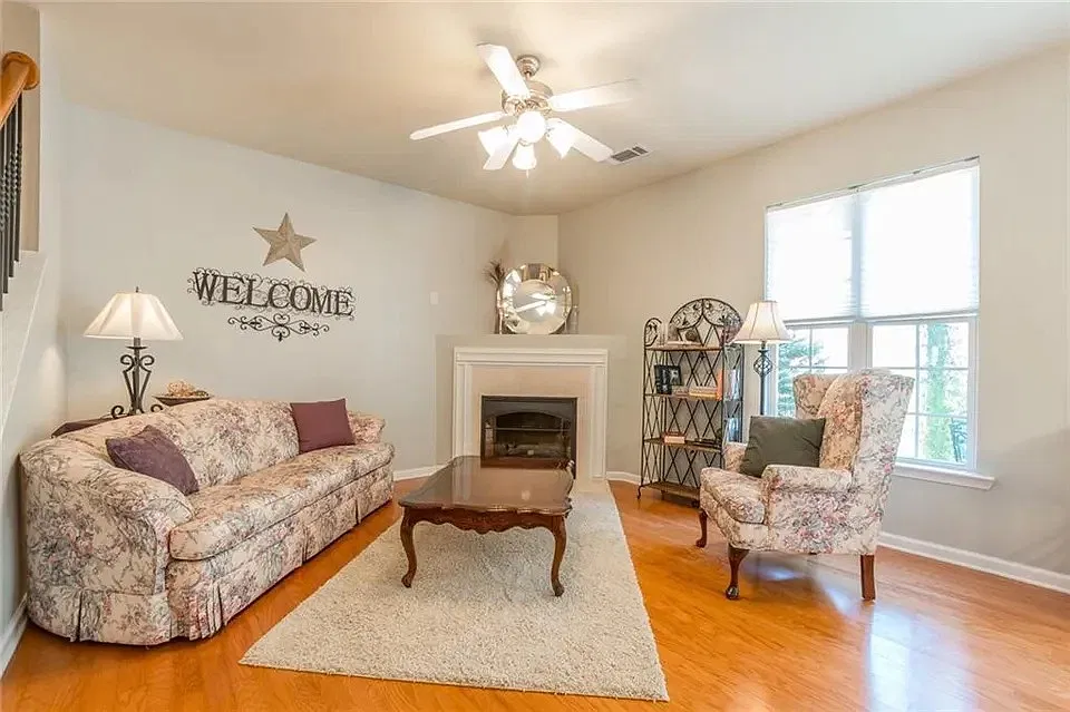 Enjoy Extra large living area, ex model home — Photo 2