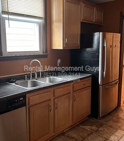 1936 Roblyn Ave — Photo 3