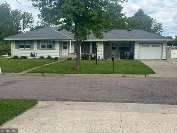 209 Hillcrest Way, Le Sueur, MN 56058