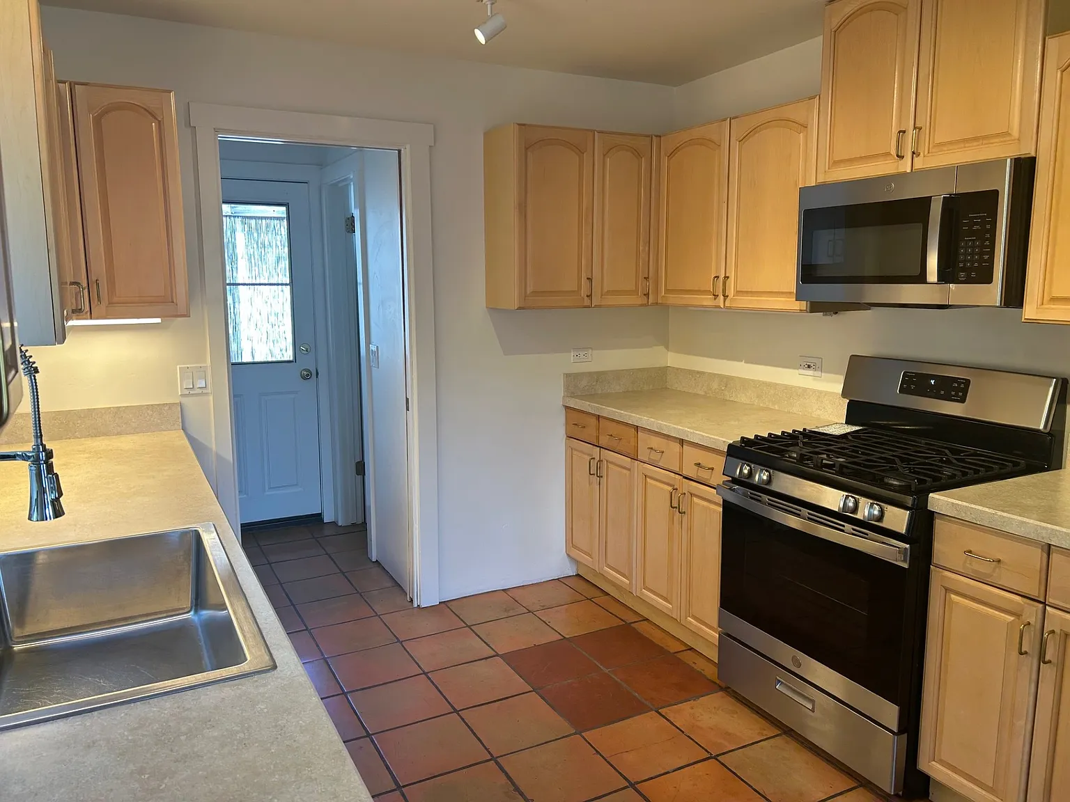 2 bed, 1.5 bath, 840 sqft, $3,750 — Photo 4