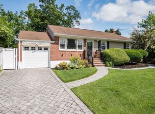 9 Donald Ln, Huntington, NY 11743