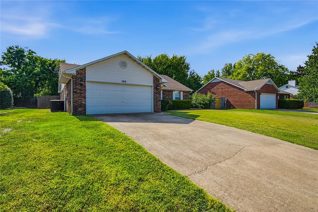3 bed, 2.0 bath, 1468 sqft, $1,750 — Photo 1