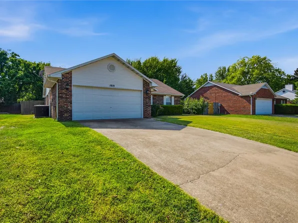 1919 N Radcliffe Ave, Fayetteville, AR 72704