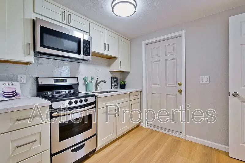 1 bed, 1.0 bath, 330 sqft, $2,350 — Photo 3