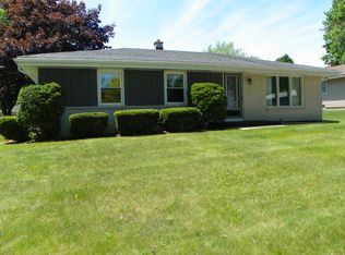 7545 S Highfield Ct, Oak Creek, WI 53154