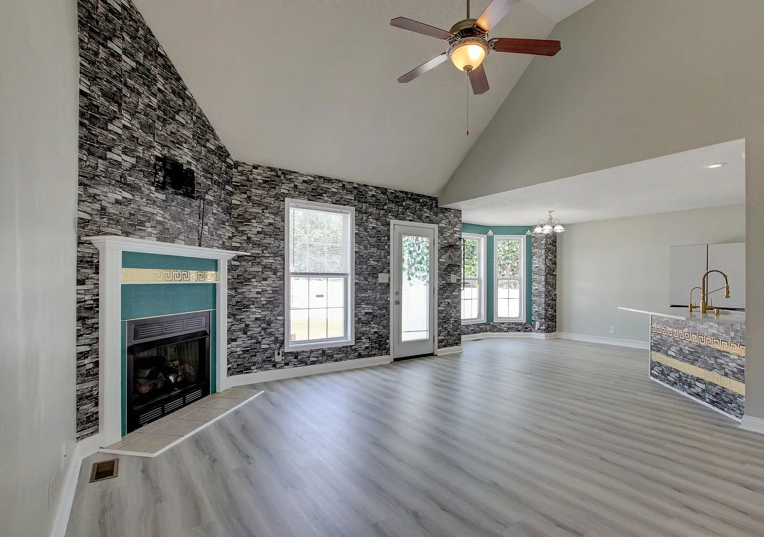 Beautiful 3 bedroom with bonus room in Arbour Greene South — Photo 2